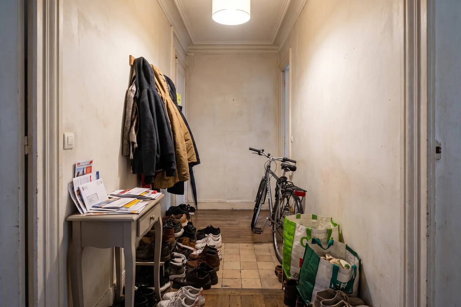 Entrée encombrée de chaussures et de manteaux, avant le home staging
