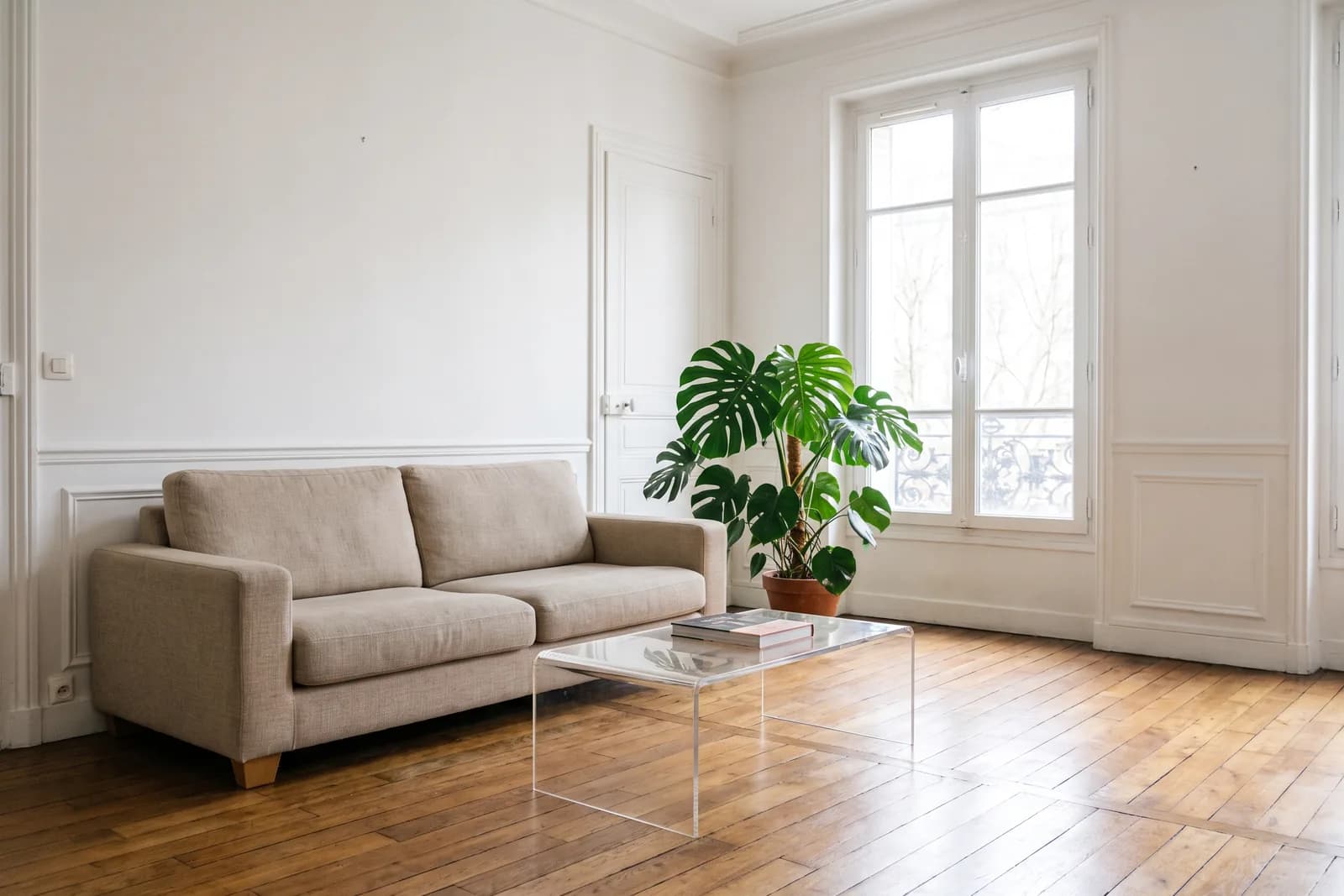 Séjour lumineux et dégagé d'un appartement prêt pour les visites