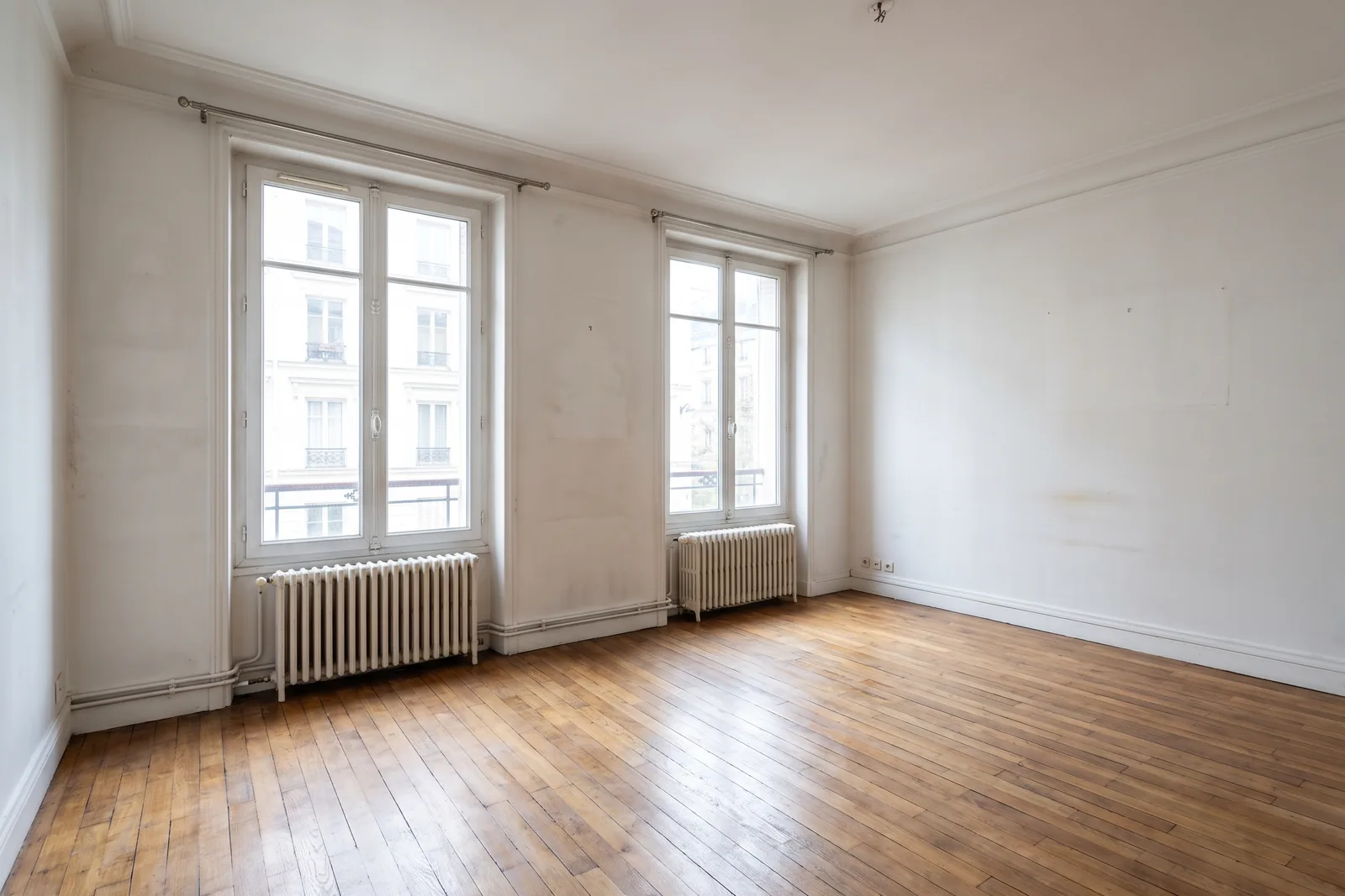 Séjour vide photographié tel quel