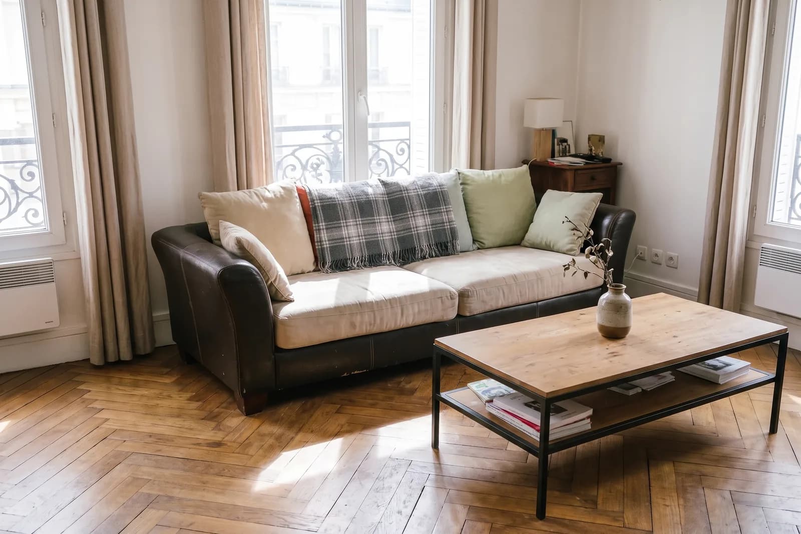 Le même salon dégagé et lumineux, après le home staging