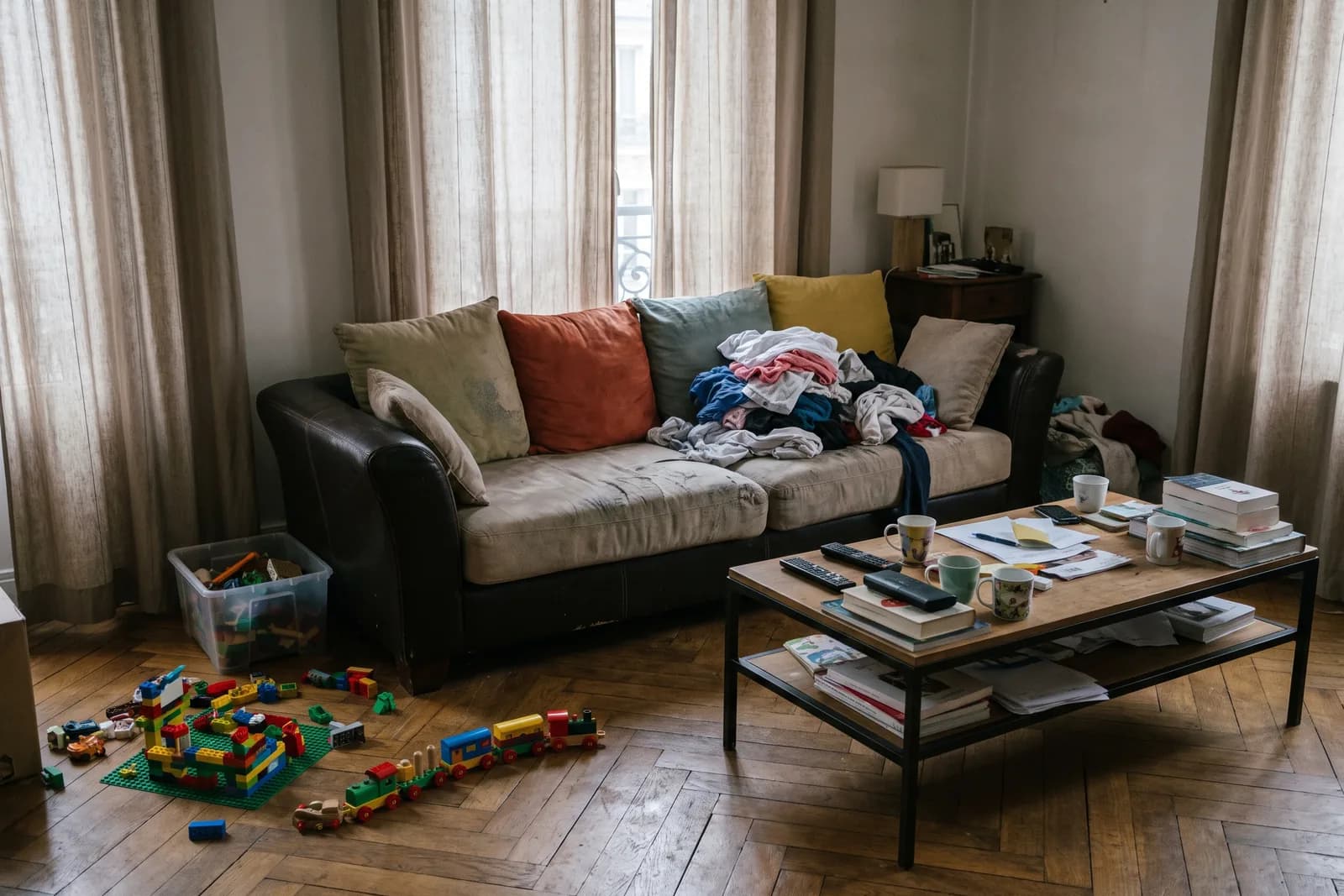 Salon encombré aux rideaux fermés, avant le home staging